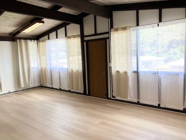 Foto del edificio - Spacious Single Family Home in Waialae-Kahala, $4,500-3 bedroom & Den, 2-bath