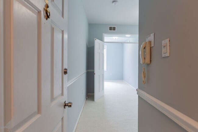 Building Photo - Terrific Two Bedroom Gem in Georgetown! Pa...