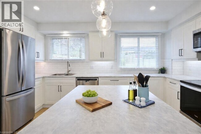 Photo du bâtiment - 150 Overlea Dr