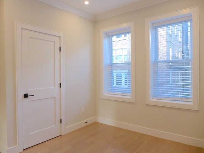 Building Photo - 186 Kelton St
