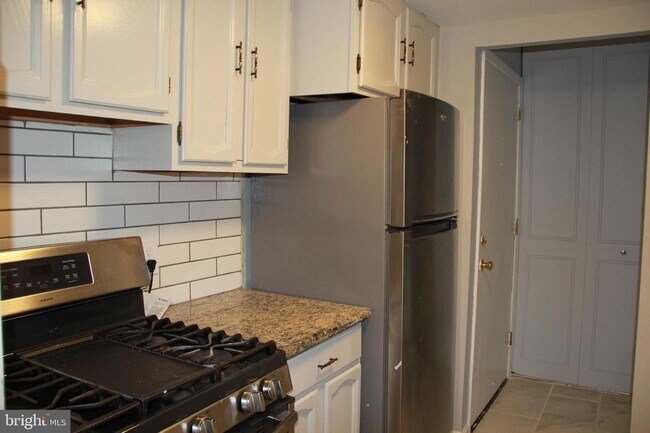 Building Photo - 221 Drummers Ln