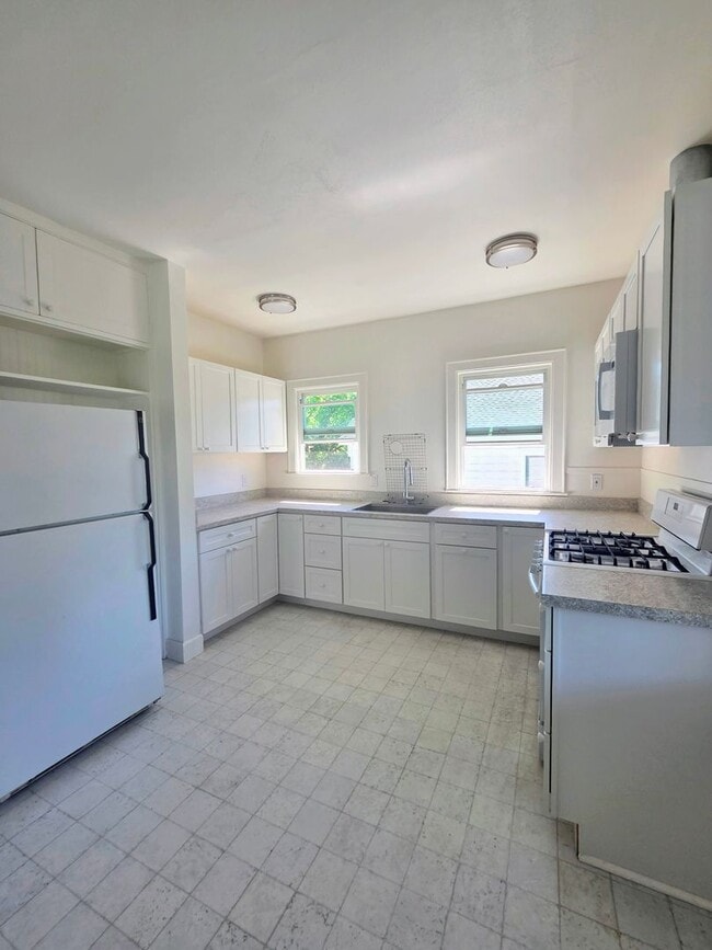 Foto del edificio - Charming Downtown Petaluma Gem - 3bed 1.5 Bath Available Now !