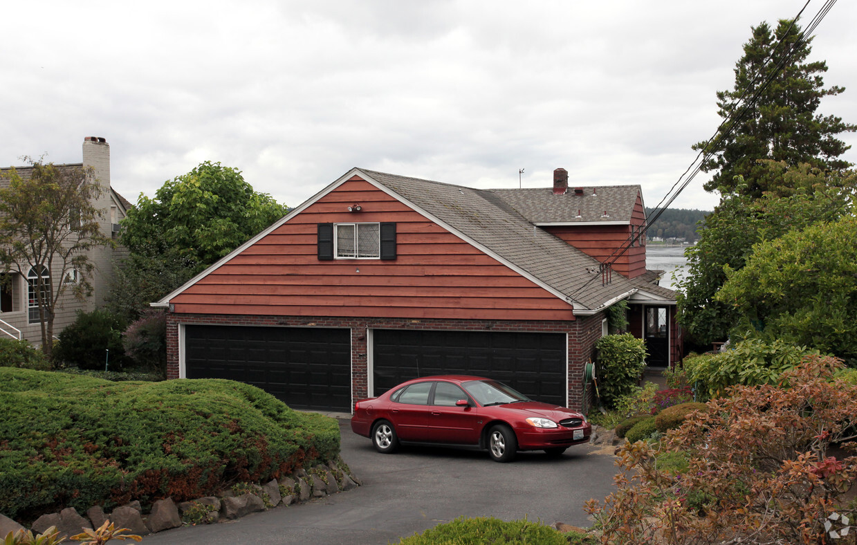 Primary Photo - Waterfront Triplex