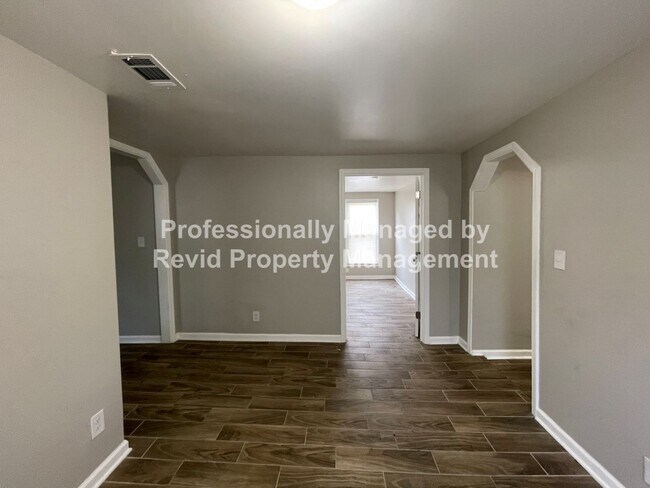 Building Photo - SECTION 8 ACCEPTED
