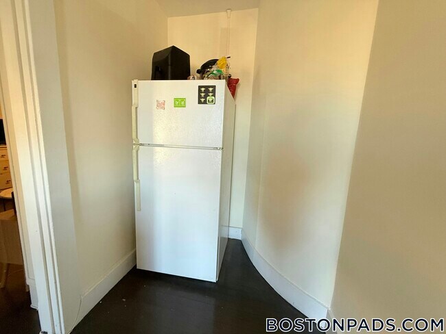 Building Photo - 452 Park Dr