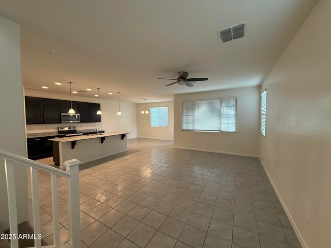 Building Photo - 905 S Canal Dr