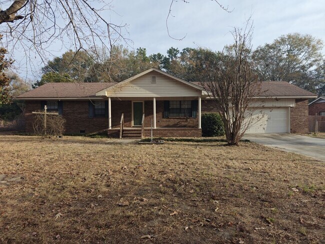 Foto del edificio - Elegant & Spacious 3-Bedroom Brick Home with Private Garage