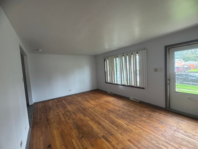 Foto del edificio - 27 W 155th Pl