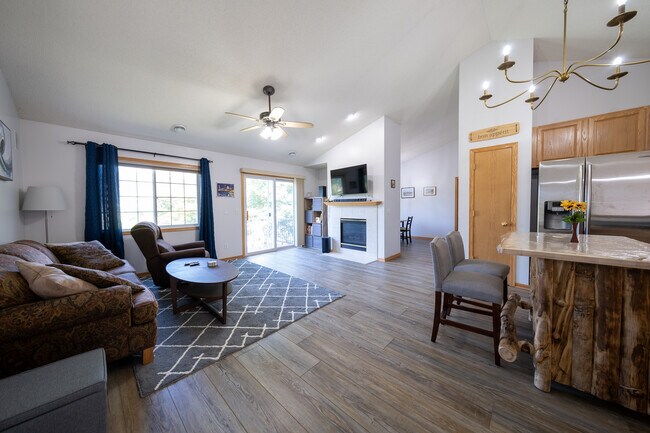 Building Photo - 8026 Stratford Cir S
