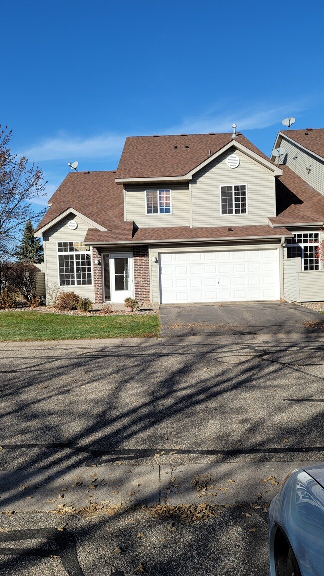 Building Photo - 2401 Oakridge Cir