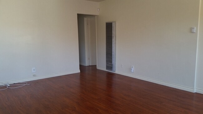 Foto del edificio - 15418 Larch Ave