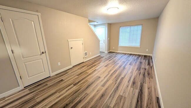 Foto del edificio - Wonderful townhouse in Forest Grove. First full months rent if your application is approved by Ap...