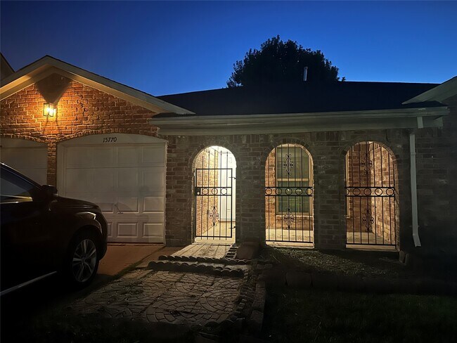Foto del edificio - 15770 Chimney Rock Rd