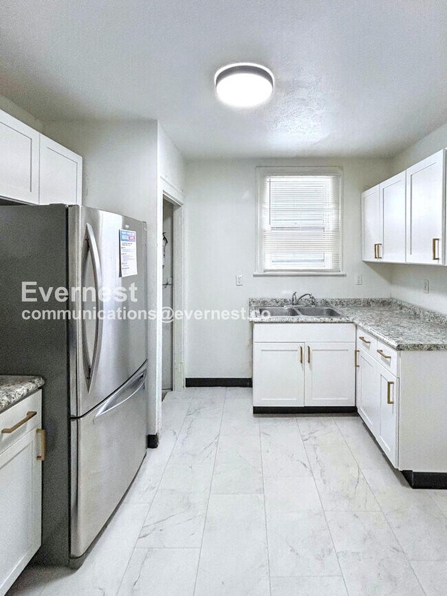 Foto del edificio - 16007 Elderwood Ave