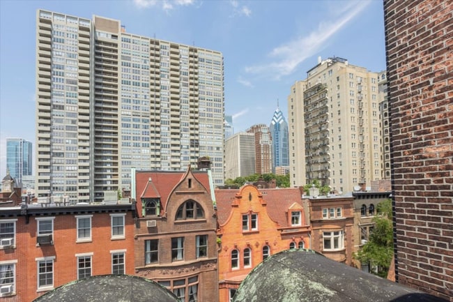 Building Photo - 1924 Spruce St