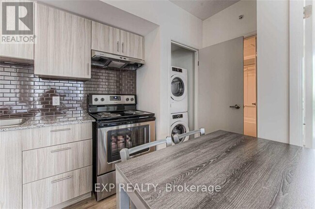 Building Photo - 275 Larch St