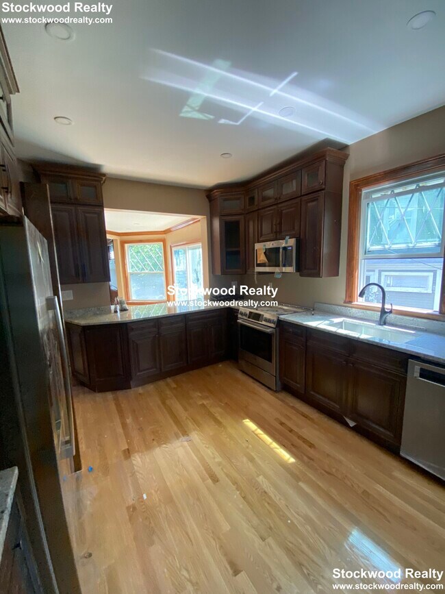 Building Photo - 17-19 Cushing Ave