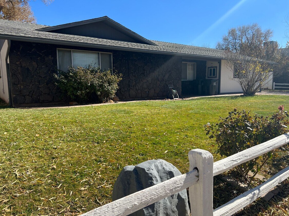 Foto principal - 4 Bed, 2 Bath with Huge Shop/Garage