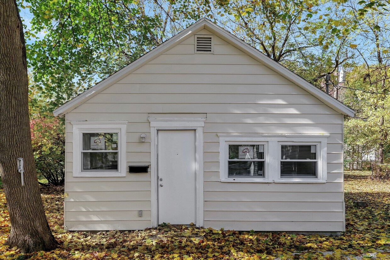 Primary Photo - 102 Amber Ln
