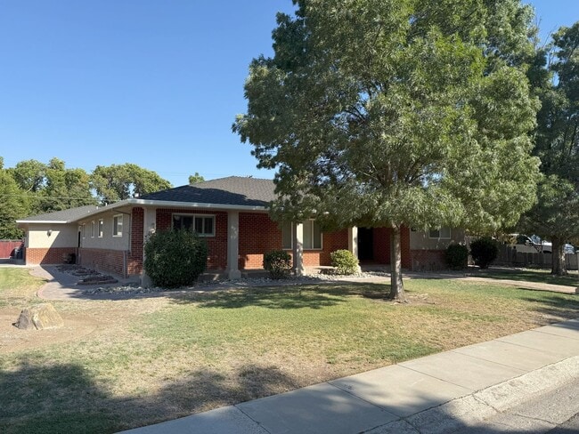 Building Photo - Beautiful Southside Los Banos Rental