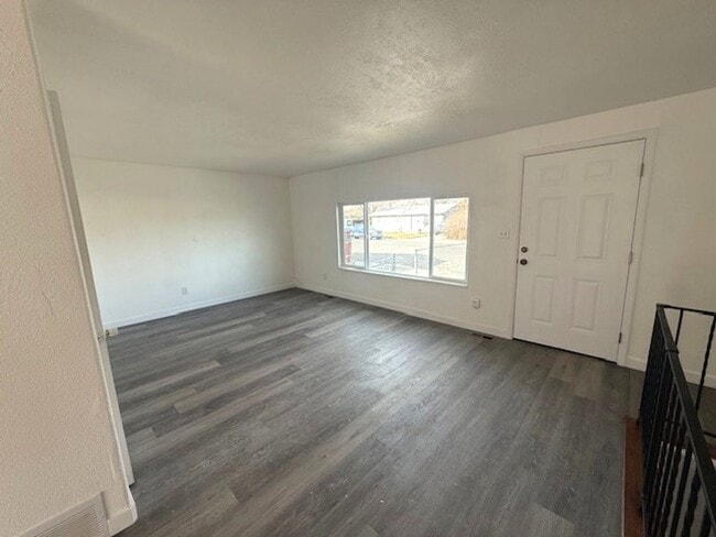 Building Photo - 5 bedroom home in Elko