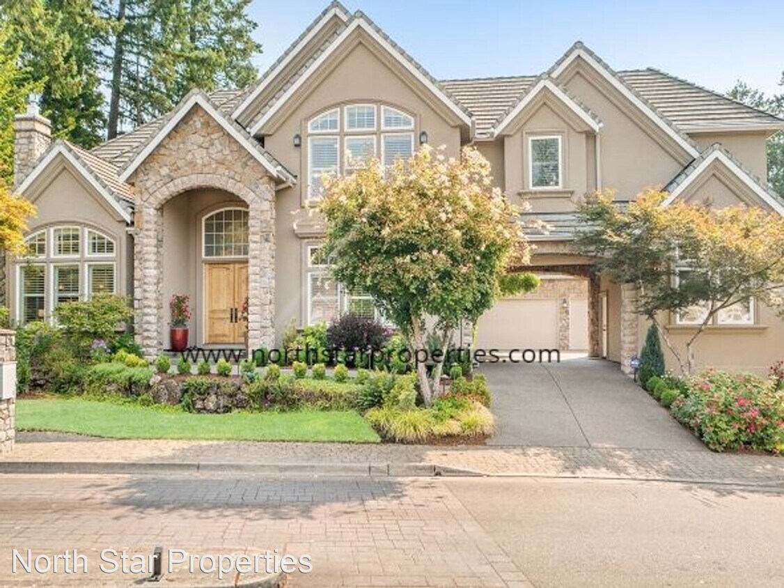 Foto principal - 5 br, 4.5 bath House - 757 NE Brennan Ln