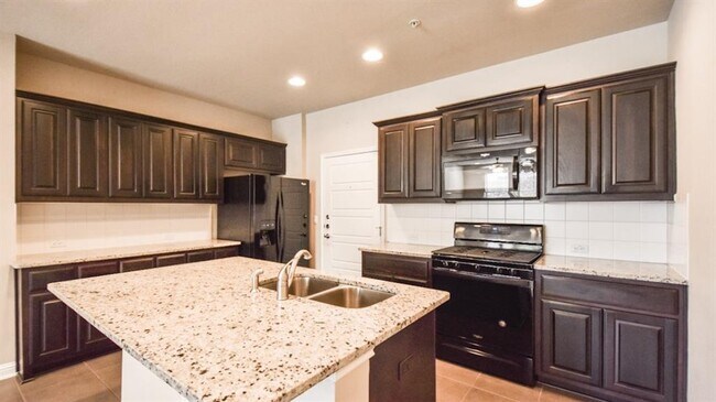Foto del edificio - 13800 Lyndhurst St
