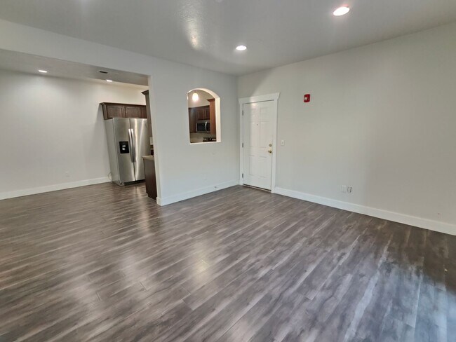 Building Photo - Charming 3-Bed, 2-Bath Condo