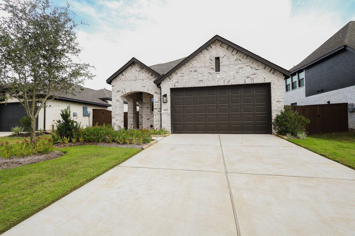 Foto principal - 5043 Henry Merritt St