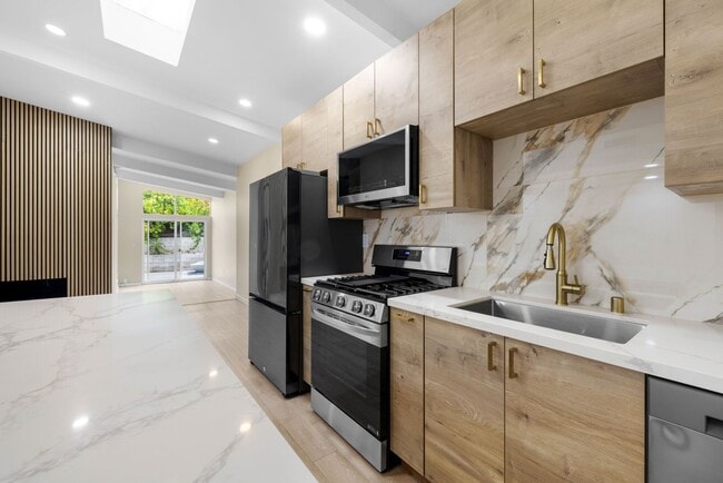 Building Photo - Beautiful 5BD/2BA on Baja!! Great backyard space with turf & fire pit!!