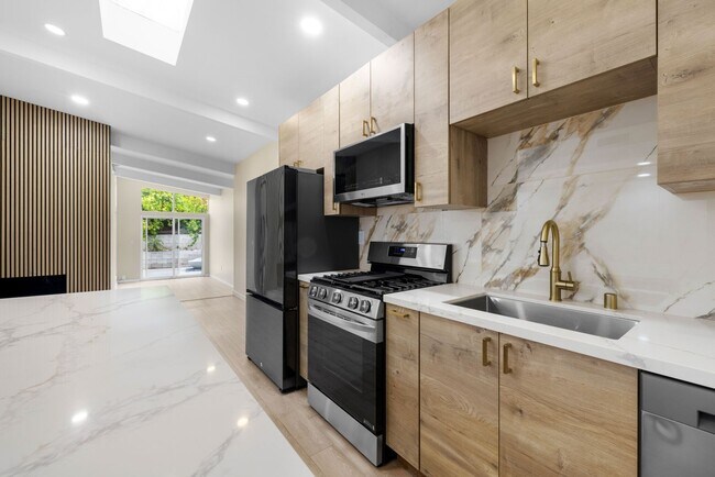 Foto del edificio - Beautiful 5BD/2BA on Baja!! Great backyard space with turf & fire pit!!