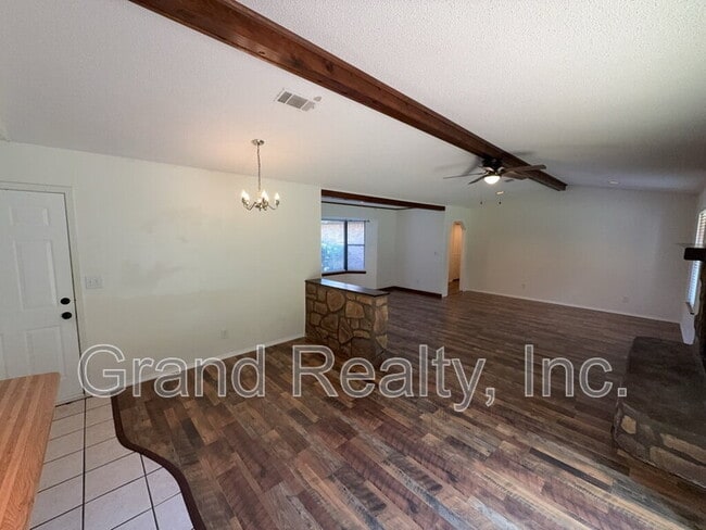 Building Photo - 5621 Lia Dr