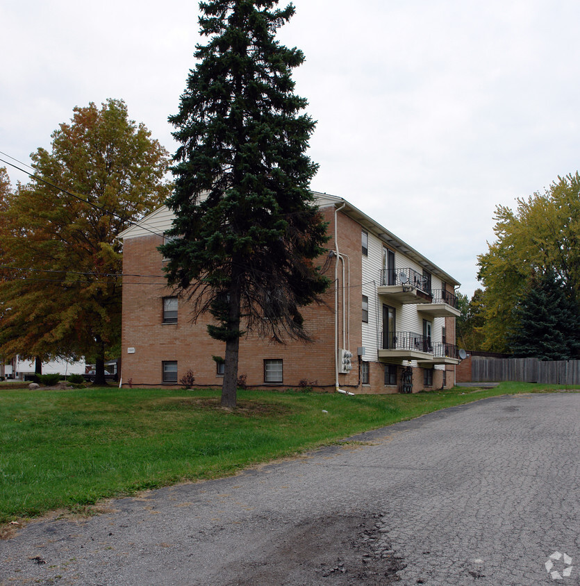 Primary Photo - Green Acres Apartments