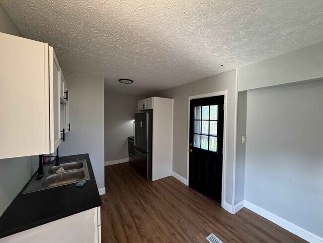 Foto del edificio - 121 S Wittfield St