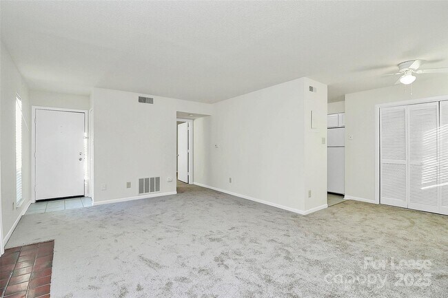 Foto del edificio - 6121 Heathstone Ln