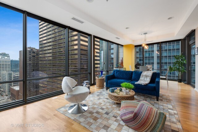 Foto principal - 240 E Illinois St