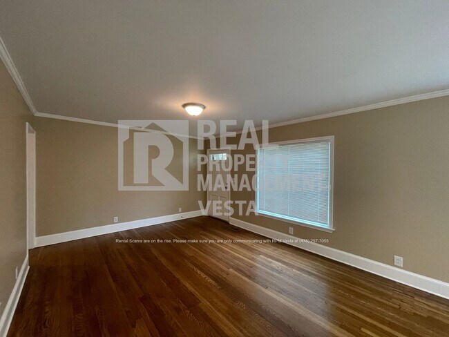 Foto del edificio - Surprisingly Spacious Four Bedroom Home in...