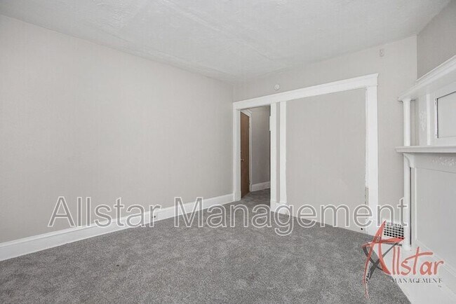 Building Photo - 800 E 95 St