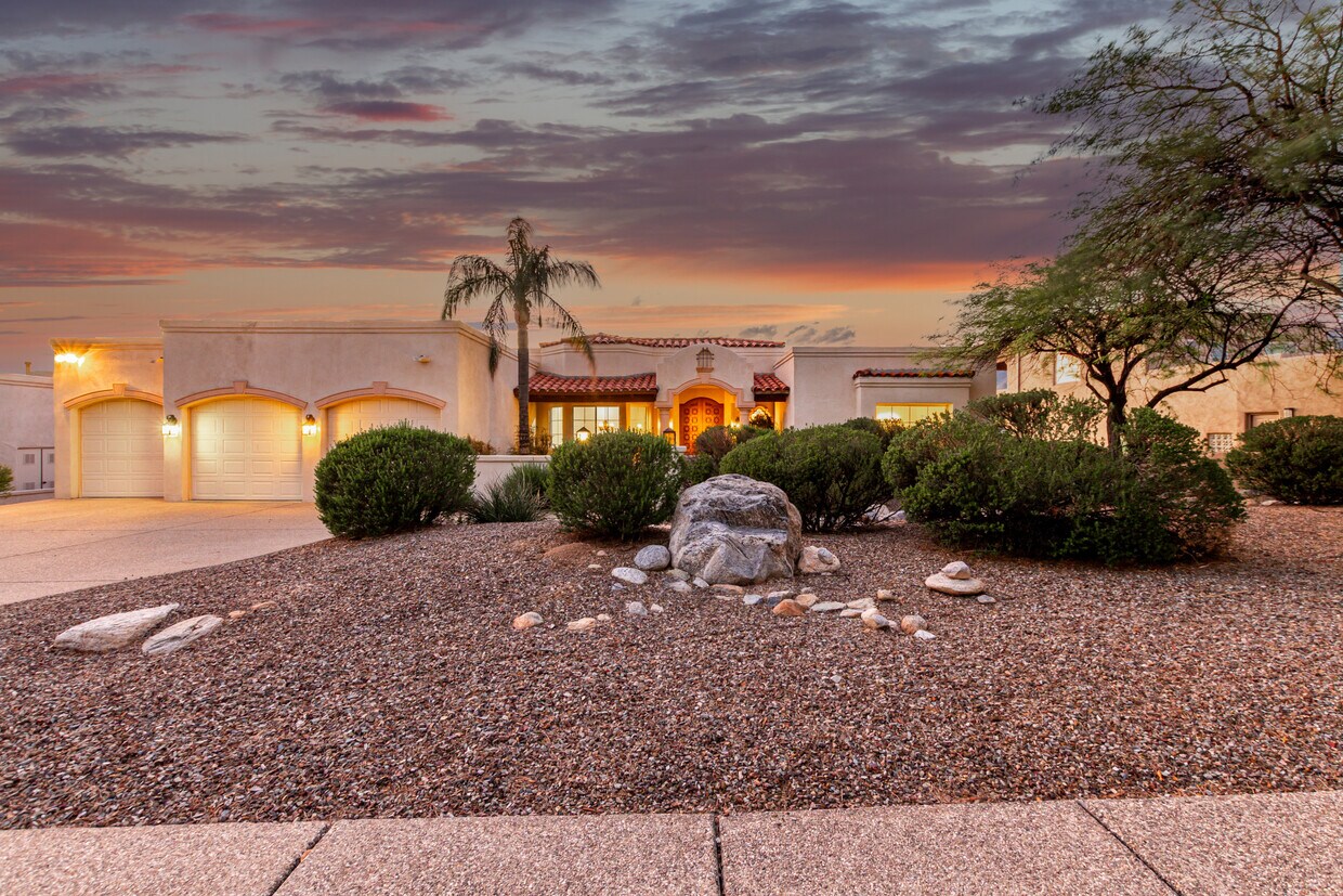 Catalina Foothills 4 bedroom 4 bath Home located in prestigious Canyon Ridge. 270-degree VIEWS! - 4667 N Rocky Crest Plz