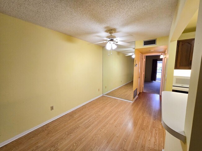 Foto del edificio - Cozy 55+ 1st Floor Apartment
