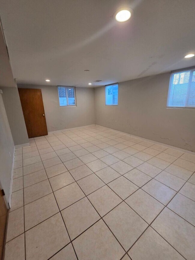 Building Photo - Super Spacious & Updated 1-Bed, 1-Bath Apa...