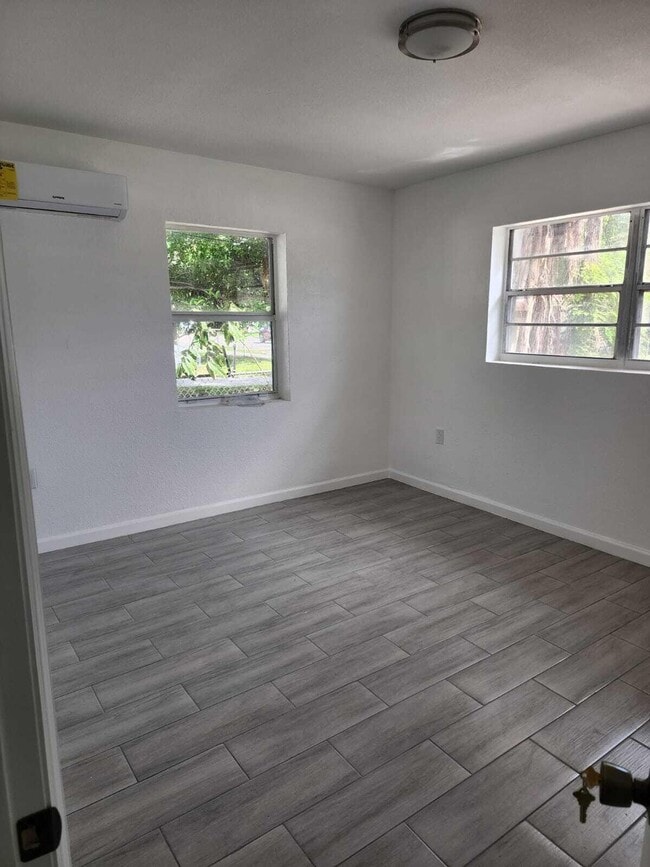 Foto del edificio - 1375 NE 147th St