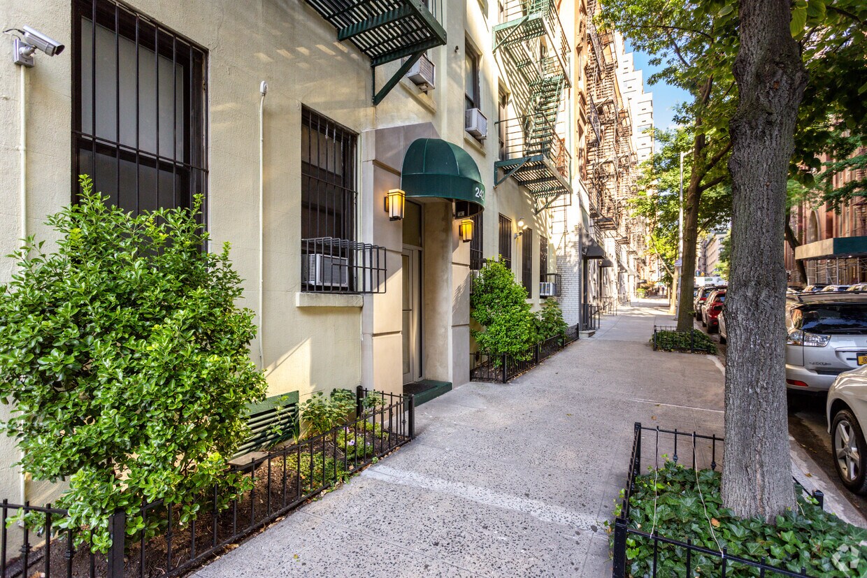 Building Photo - 242 E 87th St