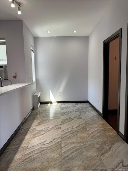 Foto del edificio - 7305 Metropolitan Avenue