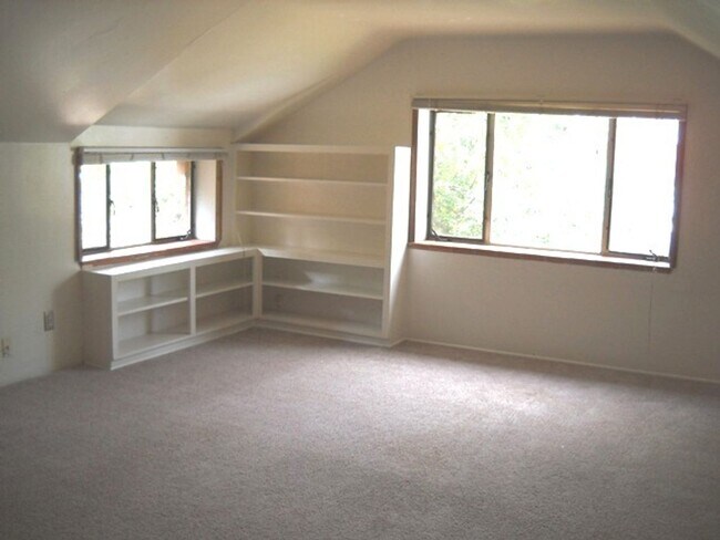 Foto del edificio - Large house with huge yard and ample pkng