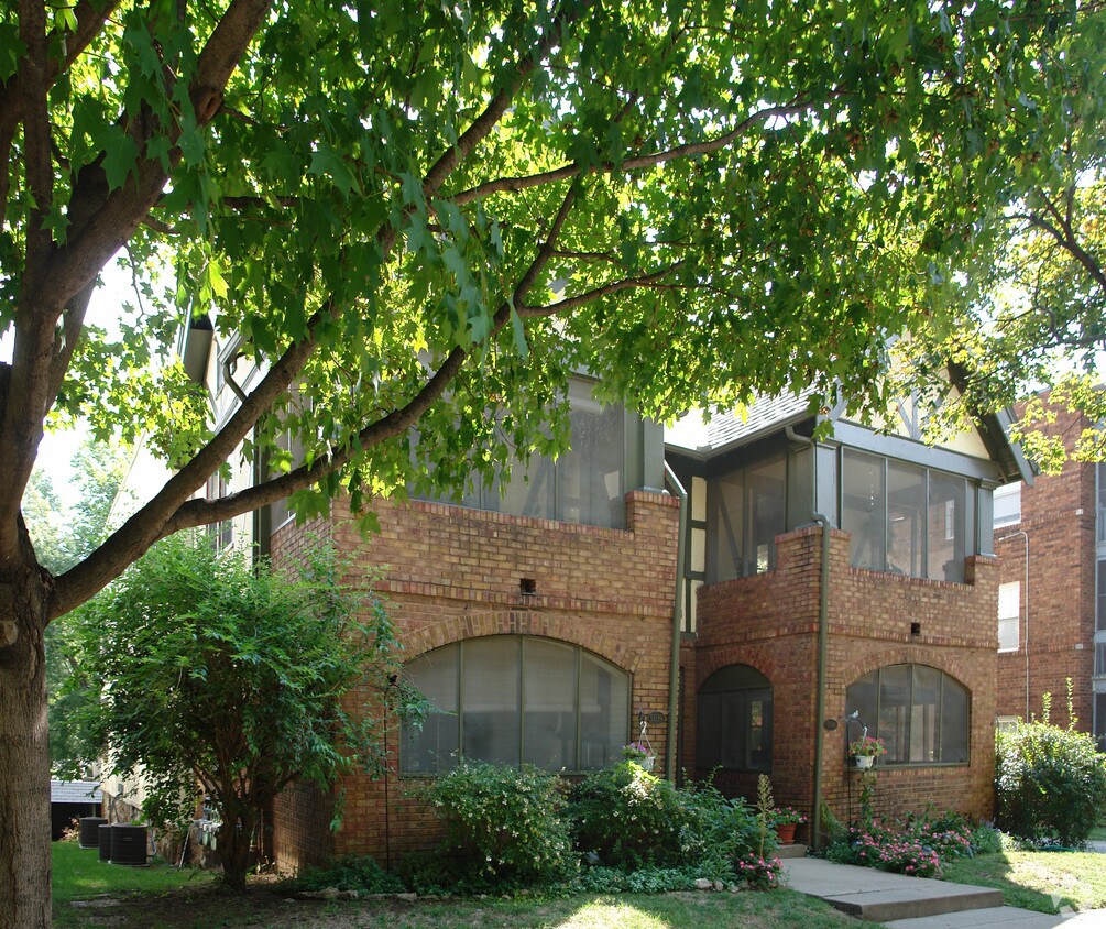 Building Photo - 5039-5041 Wyandotte St