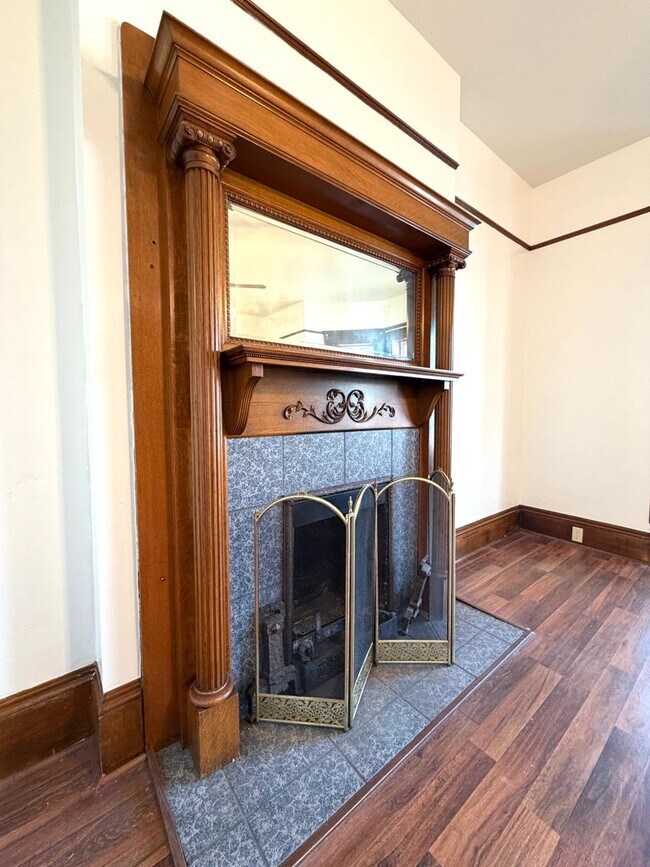 Foto del edificio - 4 Bed 1.5 Bath Victorian Style Single Fami...