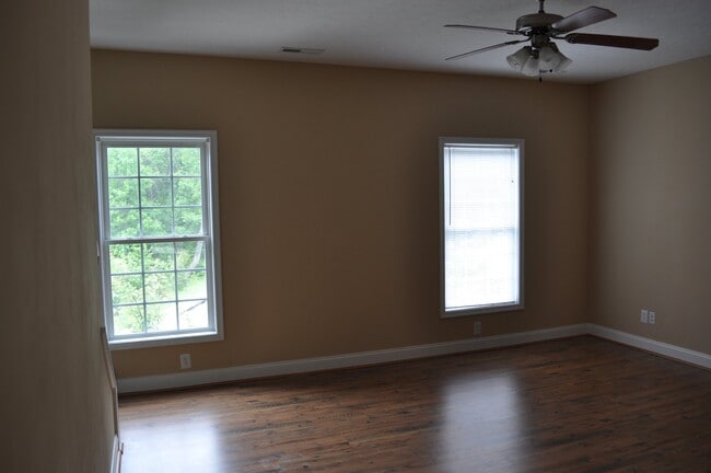 Building Photo - 2009 Lakeside Dr