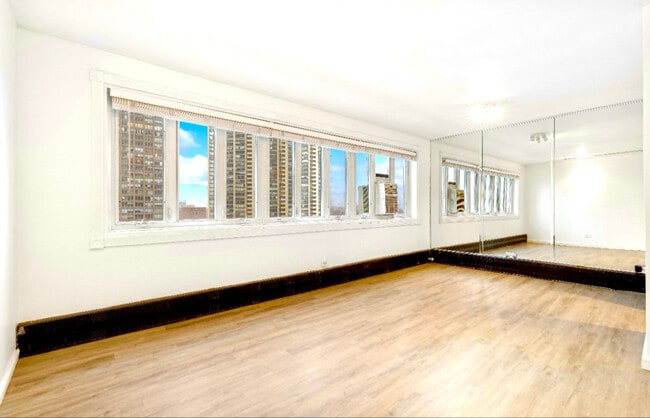 Photo - 700 W Bittersweet Pl Apartment