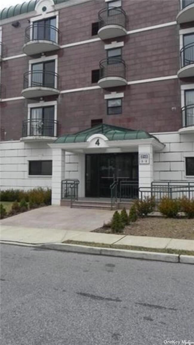 Building Photo - 4 Chelsea Pl